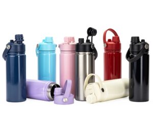 Garrafa térmica em aço inox 304 e capacidade para até 600ml. Apresenta estrutura de parede dupla e vedação a vácuo, oferecendo a conservação da temperatura de líquidos por mais tempo. Possui tampa rosqueável feita em plástico com proteção para o bocal, bico flip, canudo interno removível e alça fixa para transporte.